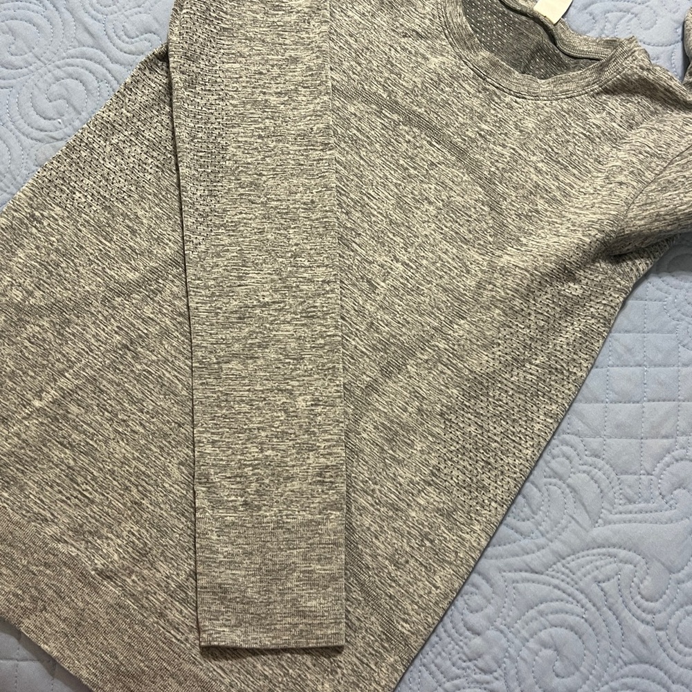 Gray Long Sleeve Lulu Lemon Top - Picture 6 of 7